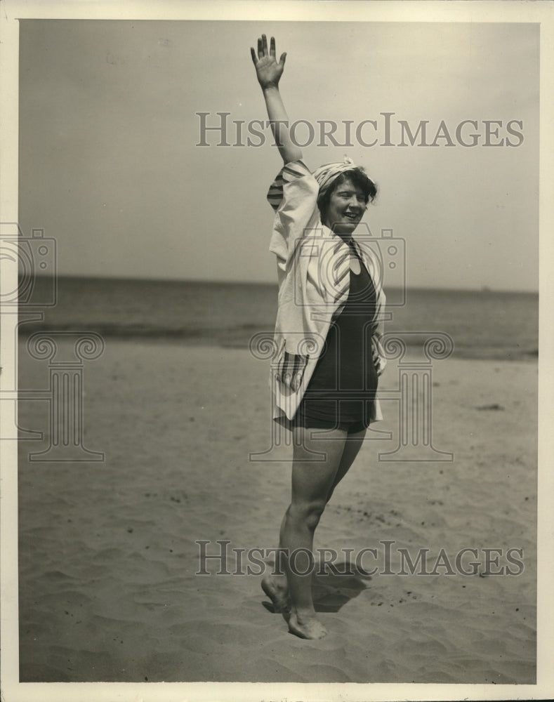 1929 Press Photo Louise Brenner at a beach
