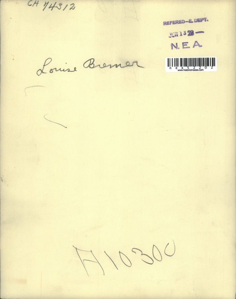 1929 Press Photo Louise Brenner at a beach