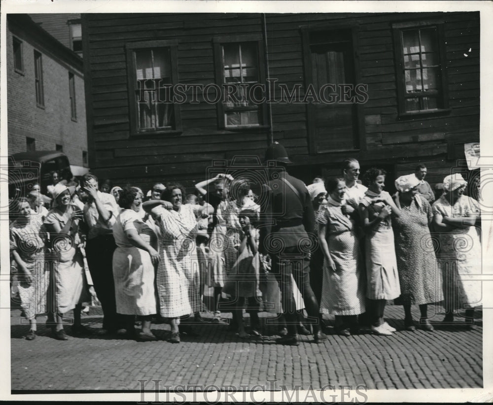 1937 Press Photo Women pickets at Franklin Bono gate jeer workers