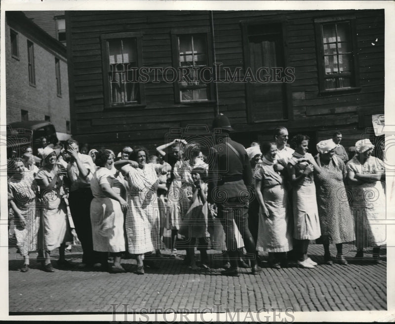 Load image into Gallery viewer, 1937 Press Photo Women pickets at Franklin Bono gate jeer workers

