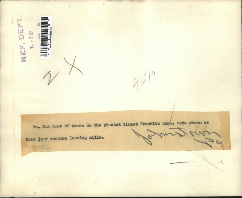 1937 Press Photo Women pickets at Franklin Bono gate jeer workers