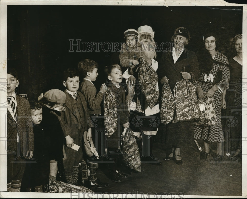 1931 Press Photo Santa Claus distribute toys to 3,000 Washington D.C. children