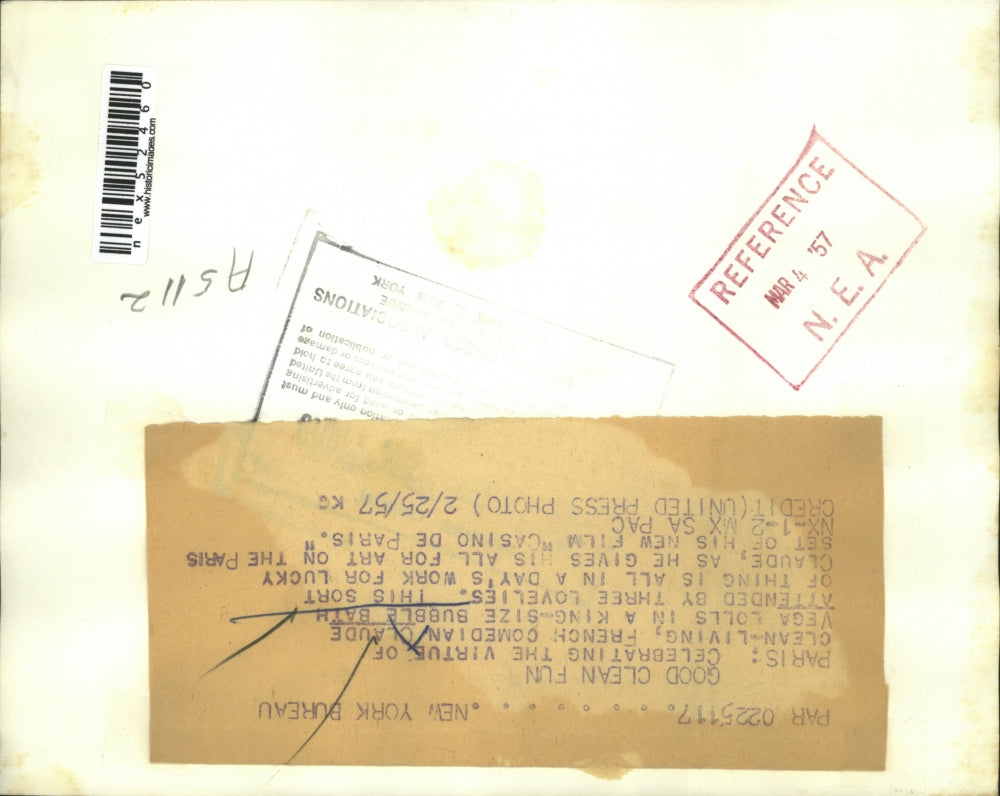 1957 Press Photo French Comedian Claude Vega w/ 3 lovelies