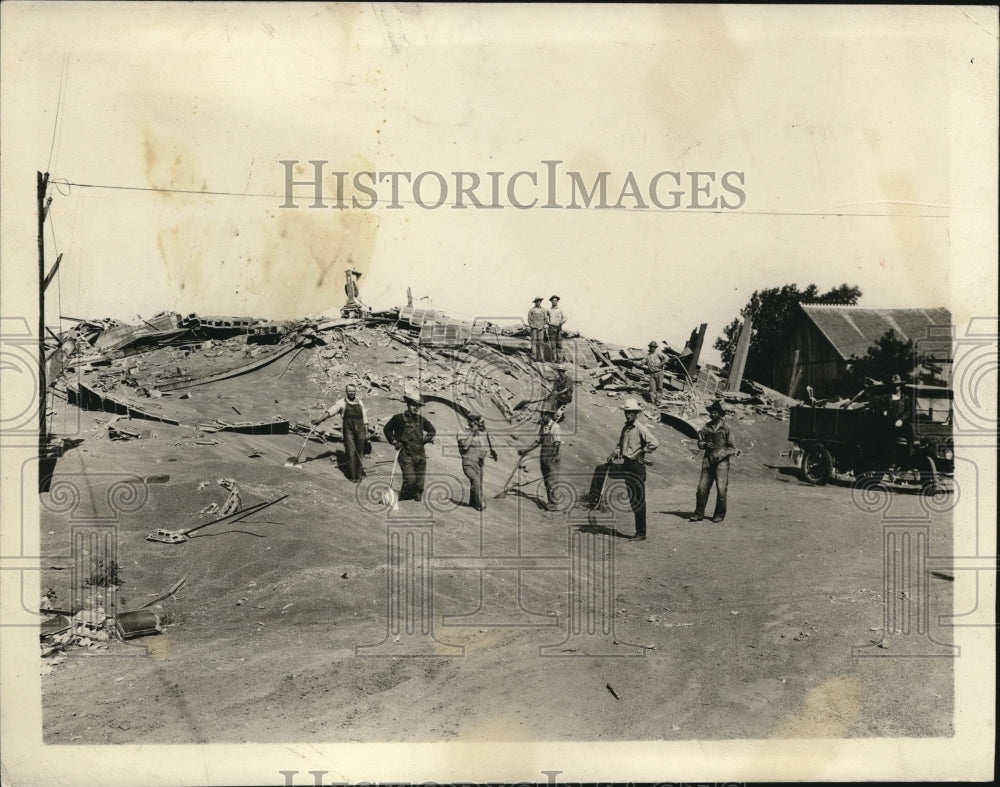 1926 Press Photo Grain elevator at Sterling Kans urst from overfilling