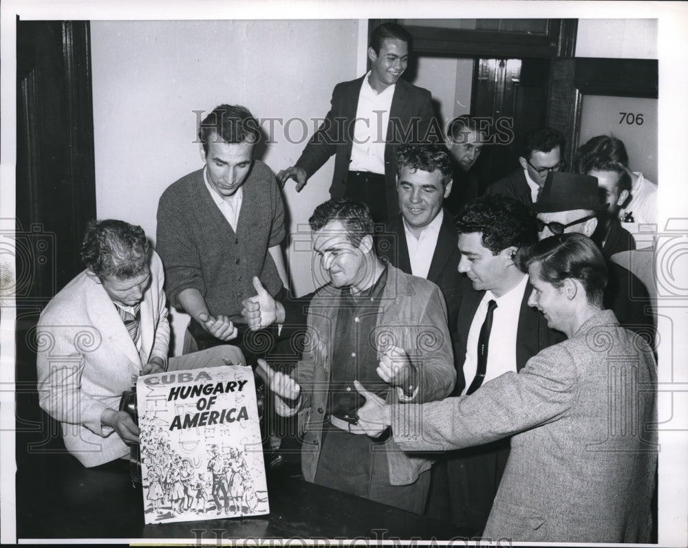 1961 Press Photo ChicagoAndy Anderson at Cuban relief office on way to Cuba