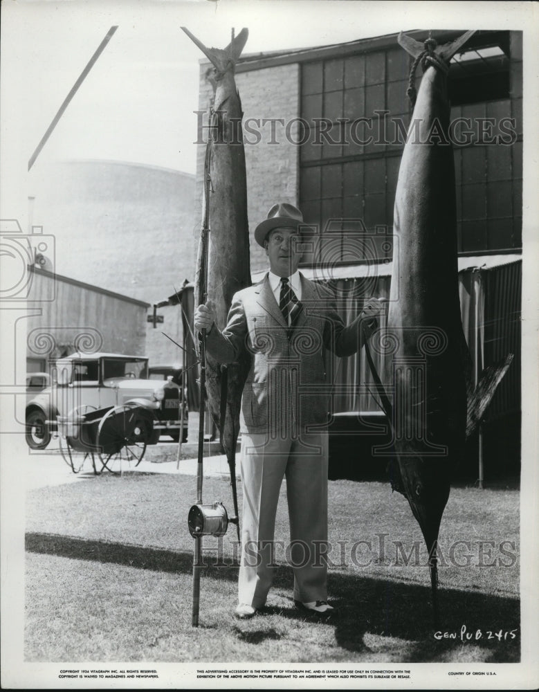1935 Press Photo Comedian / Actor Hugh Herbert & Giant Fish