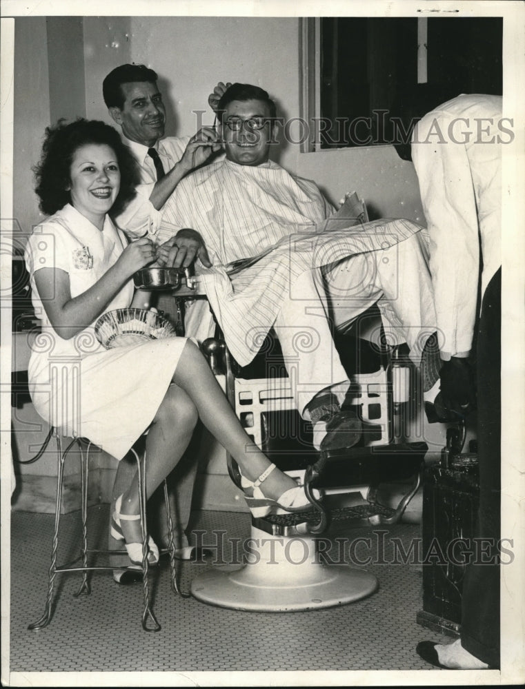 Load image into Gallery viewer, 1939 Press Photo Otto Reischsfeld w/ barber Joseph Lino &amp; manicurist Dot Wenzel
