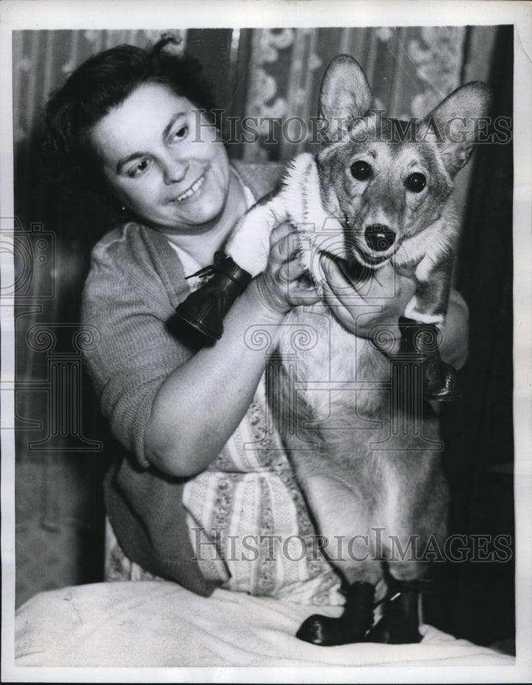 1958 Press Photo Mary Smith & Sue, 7-month old Pooch