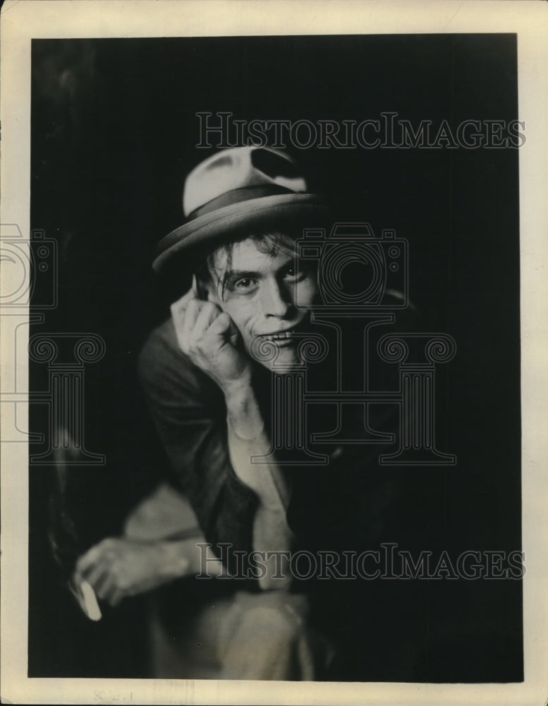 1932 Press Photo James M Force in scene for an acting role backed by friends