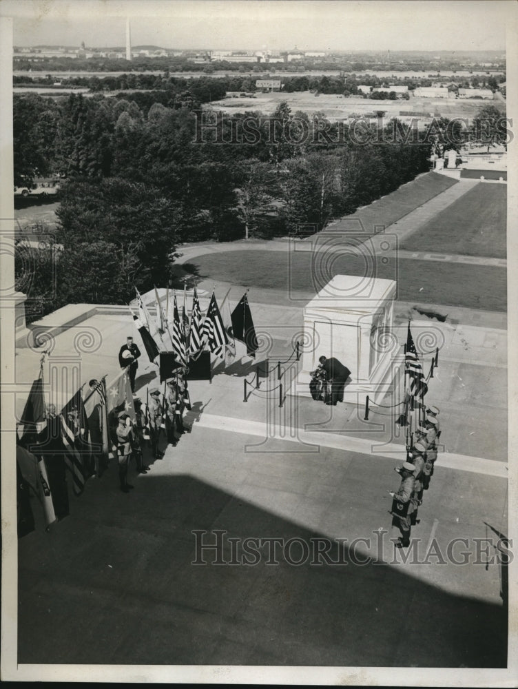 Load image into Gallery viewer, 1934 Press Photo Flag Day exercise at Tomb of Unknown Soldier Arlington Va
