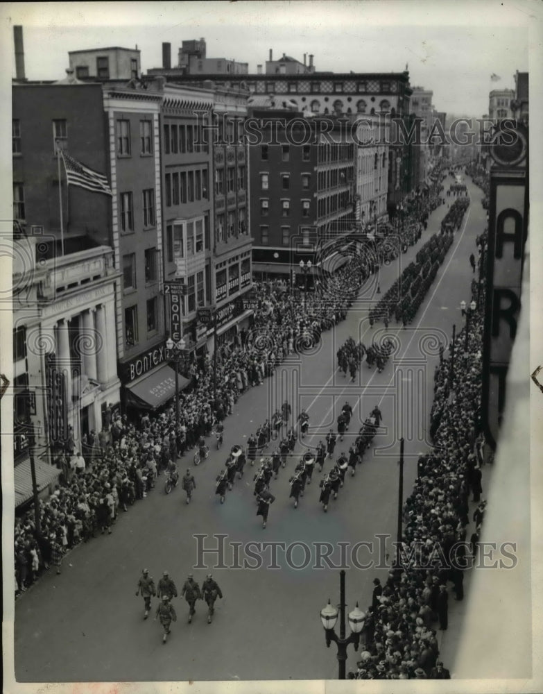 1942 Press Photo Springfield Mass Victory parade of factory workers