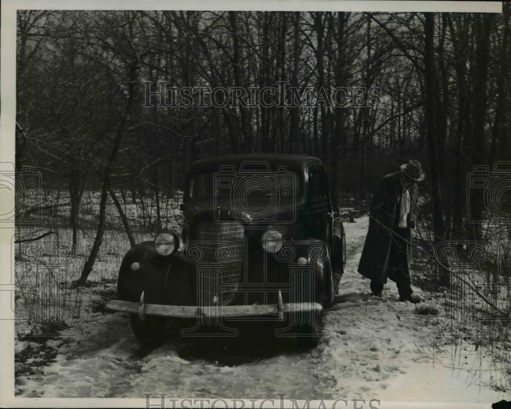 1939 Press Photo Joliet Ill Coroner Londos Brannon at scene of Wm Enigman death