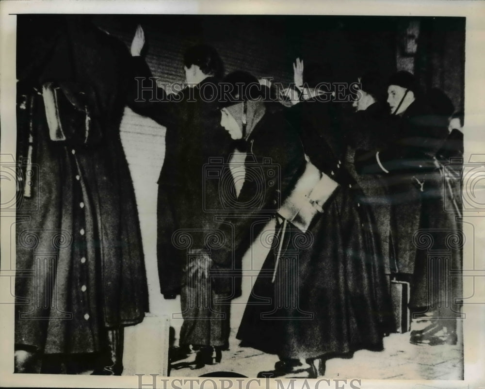 1944 Press Photo Brussels Belgium police search civilains for arms