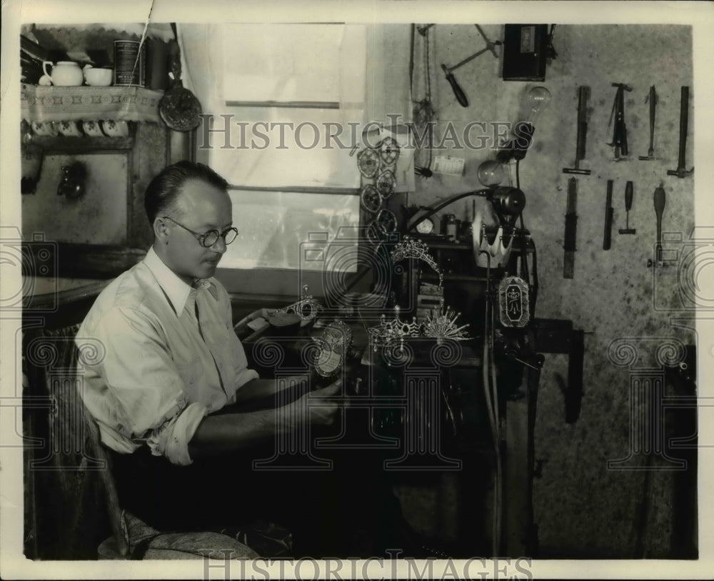 1928 Press Photo Willie Petersen at His Workbench