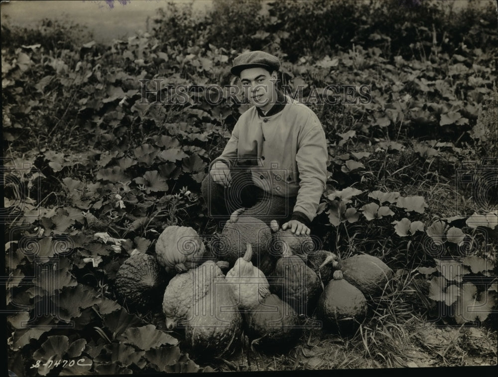1930 Press Photo 4-H Club member who has selected gardening a squash