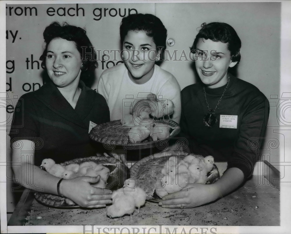 1957 Press Photo Chicago Natl Cheery Pie contest M Hebal, M Mushegan, LJ Robson