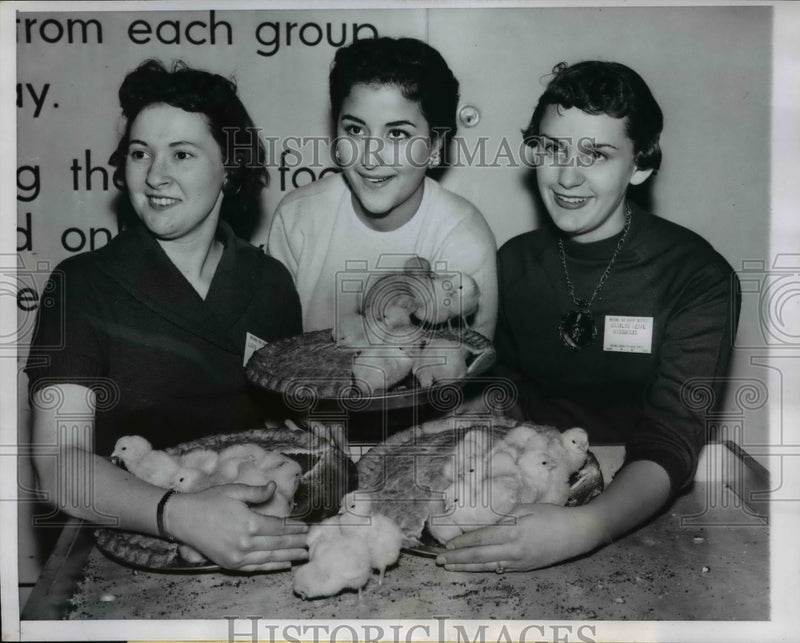 Load image into Gallery viewer, 1957 Press Photo Chicago Natl Cheery Pie contest M Hebal, M Mushegan, LJ Robson
