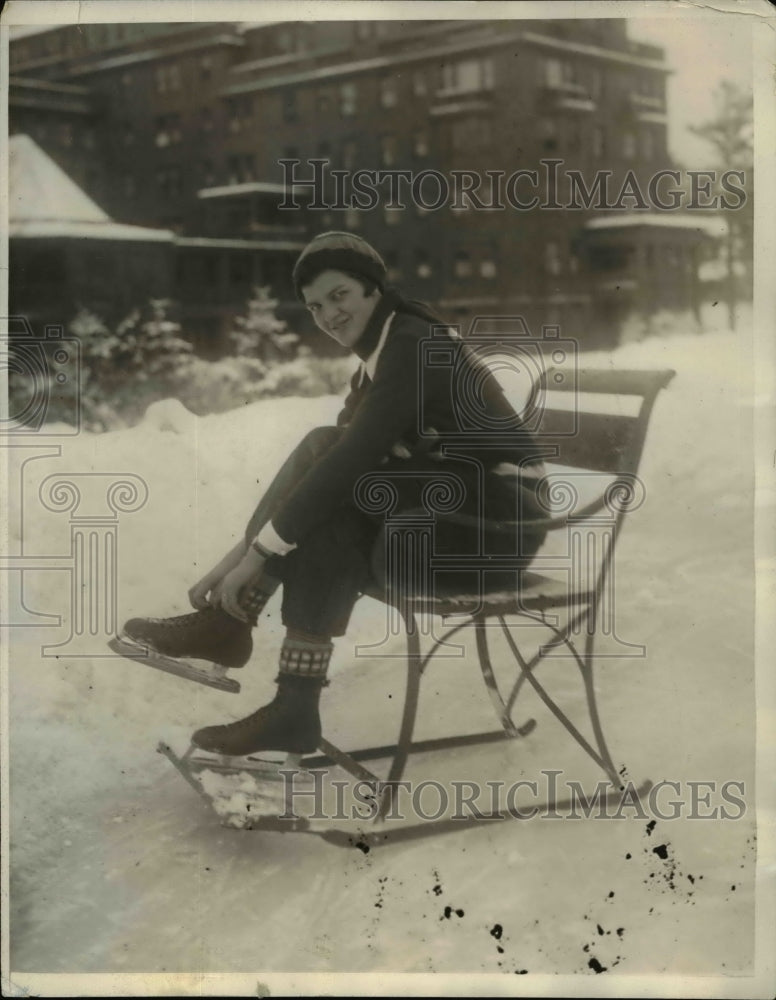 Load image into Gallery viewer, 1931 Press Photo Barbara Briggs Yonkers NY for skate race at Lake Placid
