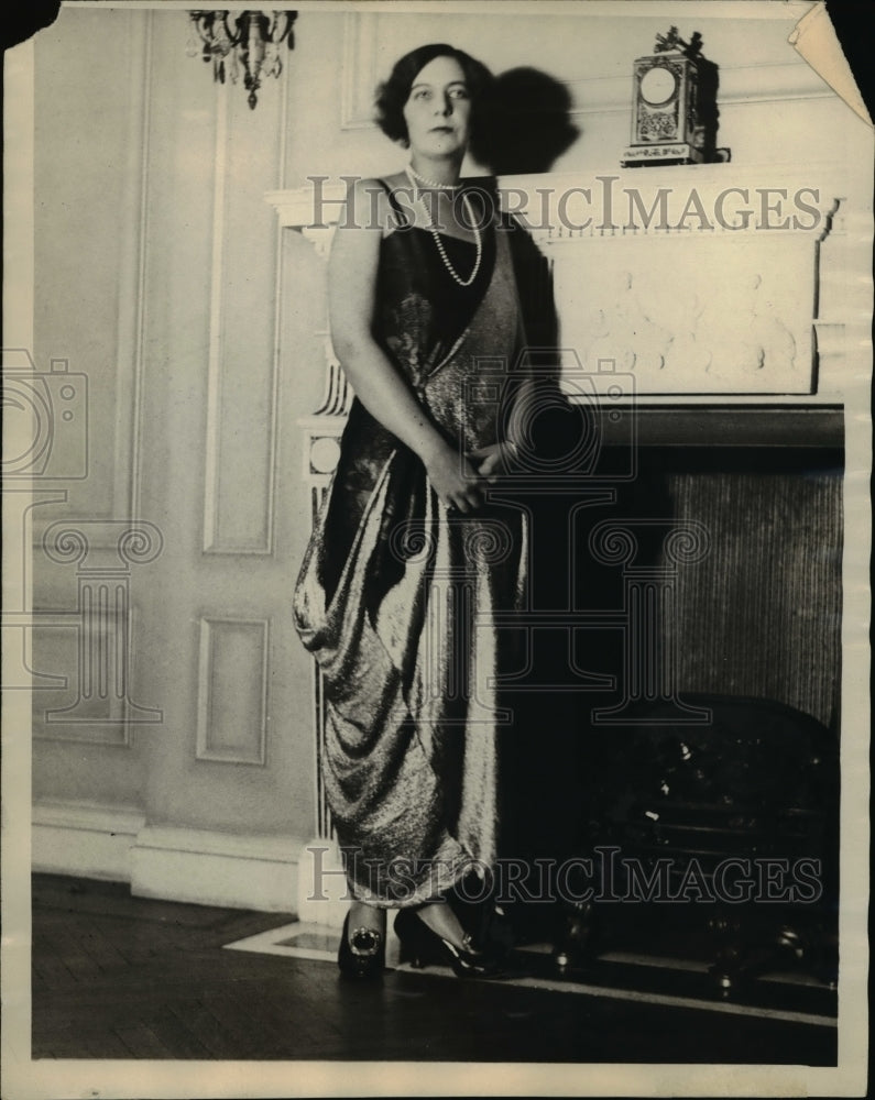 1922 Press Photo Mrs Virginia Hutchinson in Fortescue Gown - nex53832
