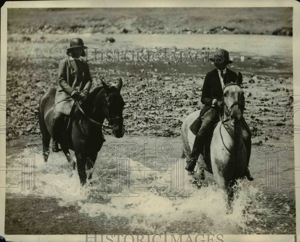1923 Press Photo Louise King and Eleanor Trask fording a stream