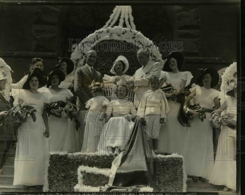 Load image into Gallery viewer, 1931 Press Photo Senator Art vandenberg, Morella Odham Queen of Natl Cherry Fest
