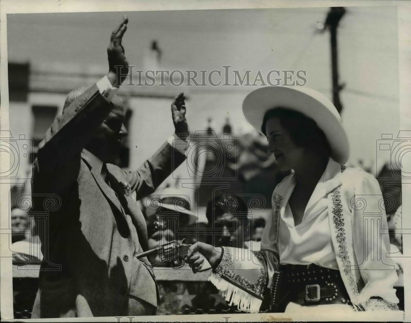 Load image into Gallery viewer, 1933 Press Photo Mary Veck of Downieville Calif Queen of Truckee Rodeo
