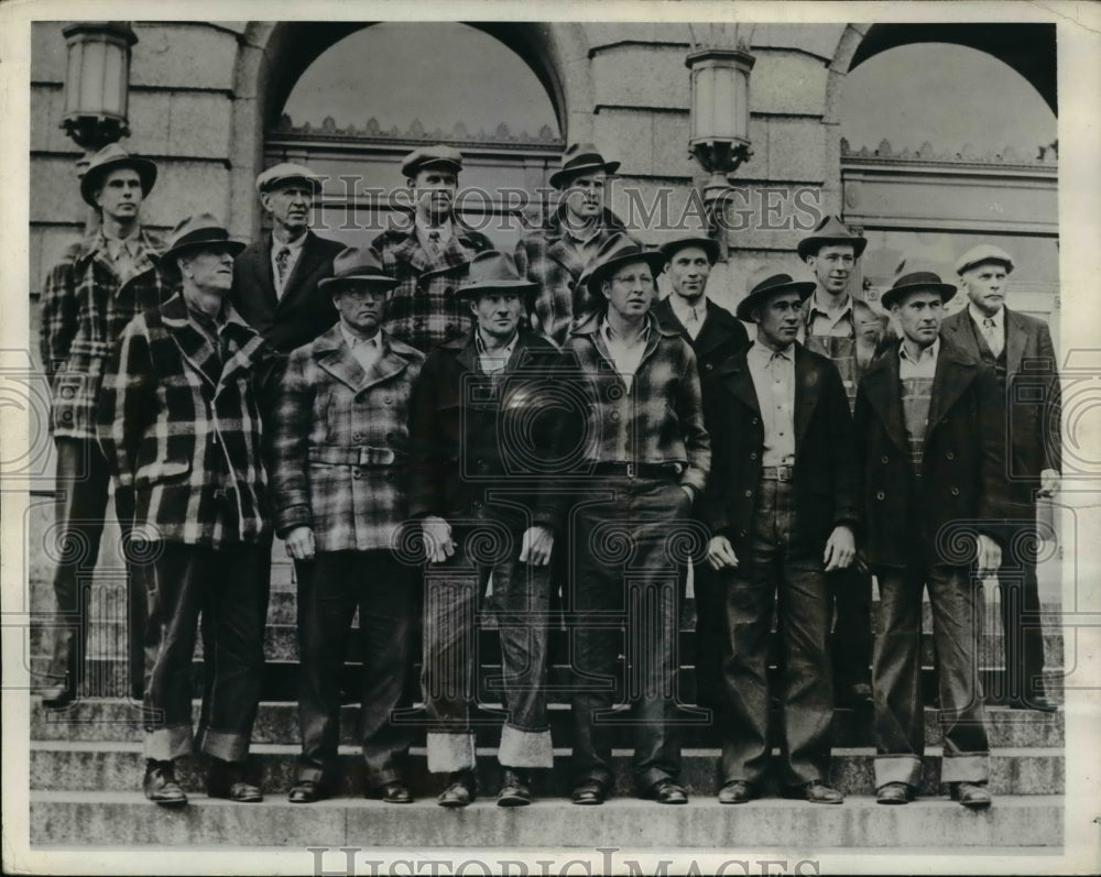 1942 Press Photo Draft Act Violators Outside Federal Court In Duluth
