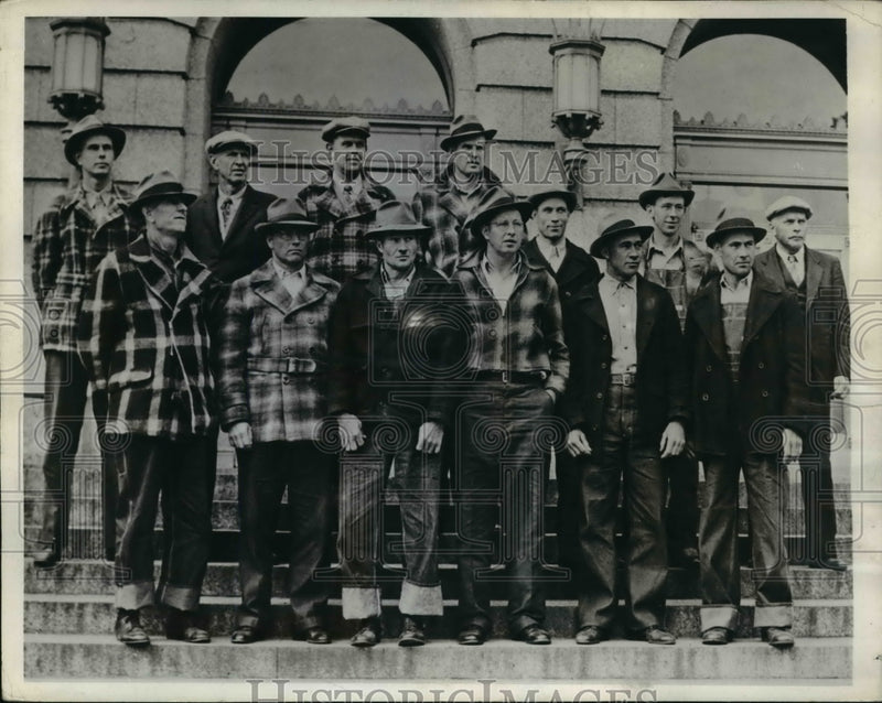 Load image into Gallery viewer, 1942 Press Photo Draft Act Violators Outside Federal Court In Duluth
