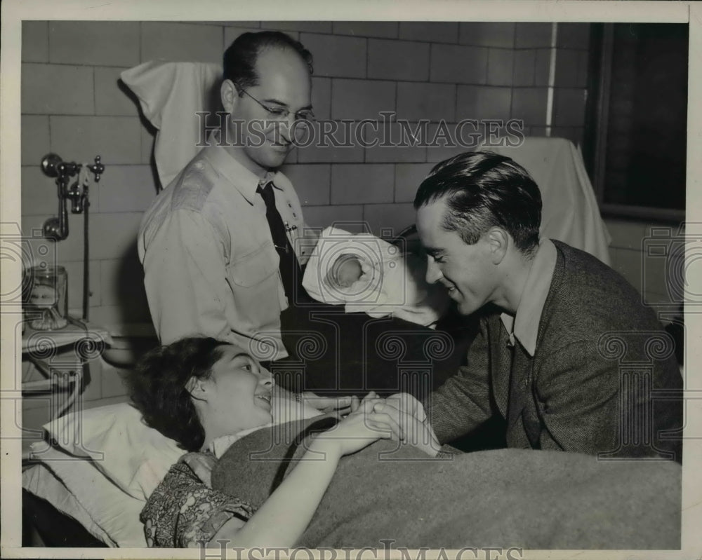1946 Press Photo San Francisco Charlotte & Don McClay at hospital wit baby