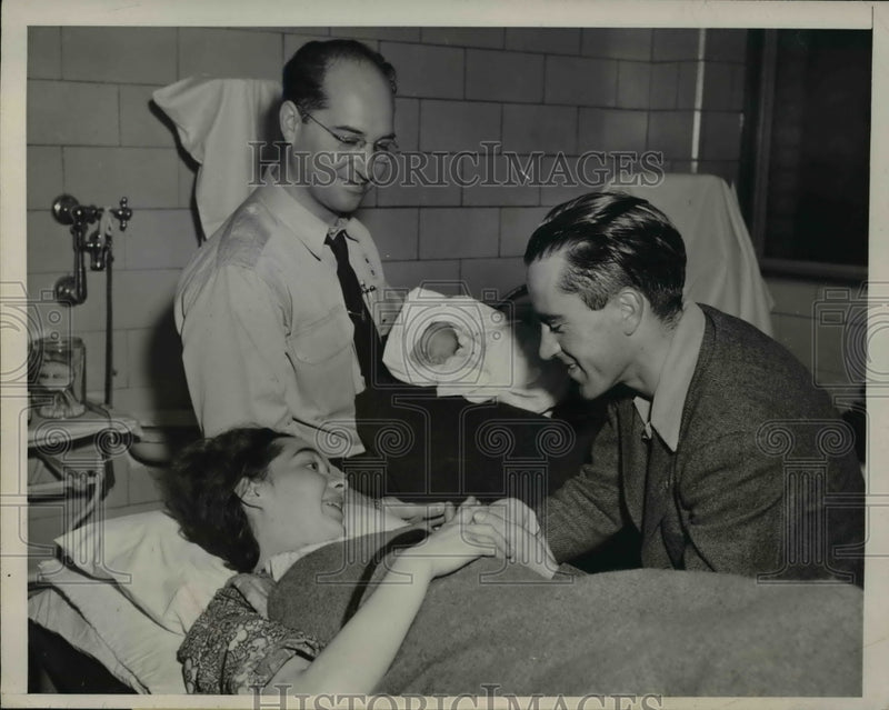 Load image into Gallery viewer, 1946 Press Photo San Francisco Charlotte &amp; Don McClay at hospital wit baby
