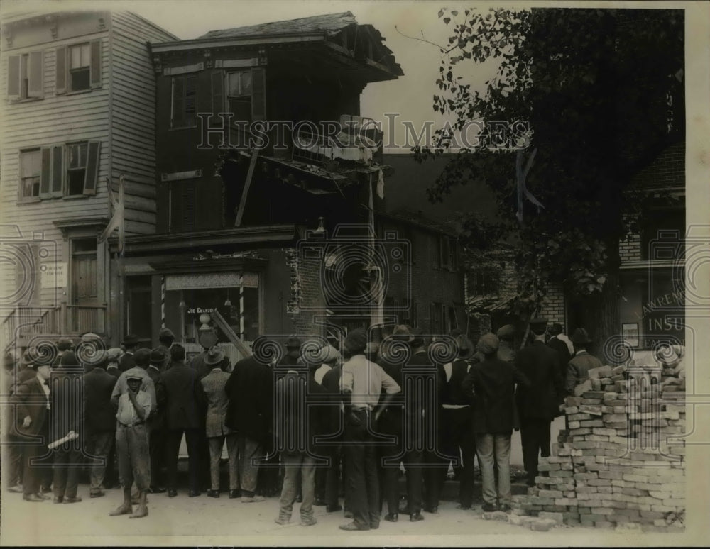 1923 Press Photo Leonard Thurson & family Wash DC unharmed in home collapse