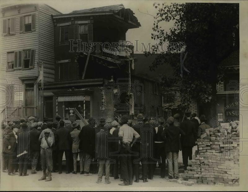Load image into Gallery viewer, 1923 Press Photo Leonard Thurson &amp; family Wash DC unharmed in home collapse
