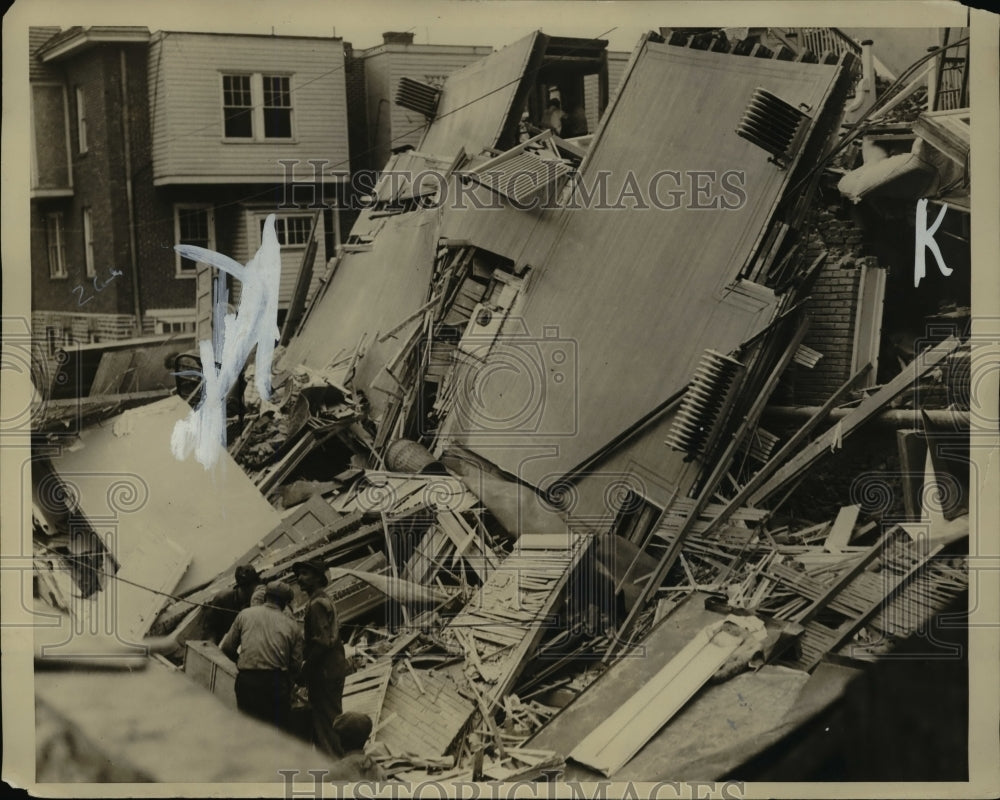 1925 Press Photo Remains of Mrs Theo Beardsley home collapsed by Phila subway
