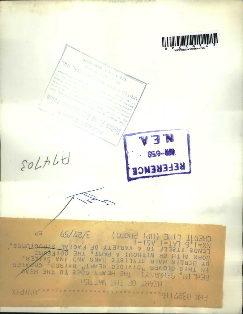 1959 Press Photo Berlin Germany Divided heart coiffure by Hans & Ina Sailer