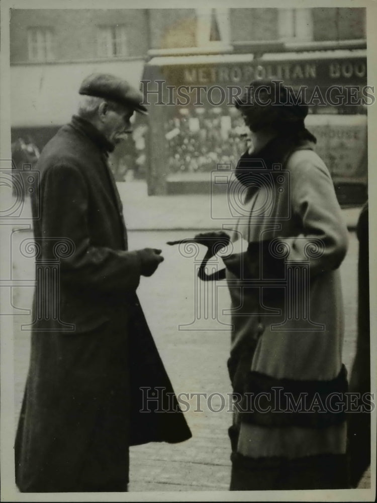 Load image into Gallery viewer, 1922 Press Photo Mrs Oliver Stravhey candidate for Chiswick &amp; Brentford
