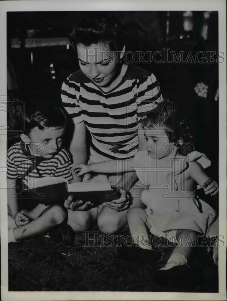 1945 Press Photo Chicago Mrs Ruth Schultz with Fred & Priscilla at her home