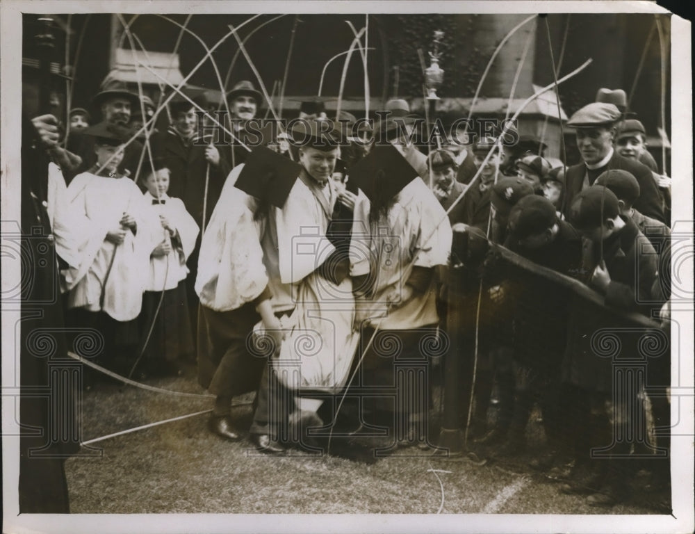 1928 Press Photo A choirboy bumped on head on boundry stones in rite