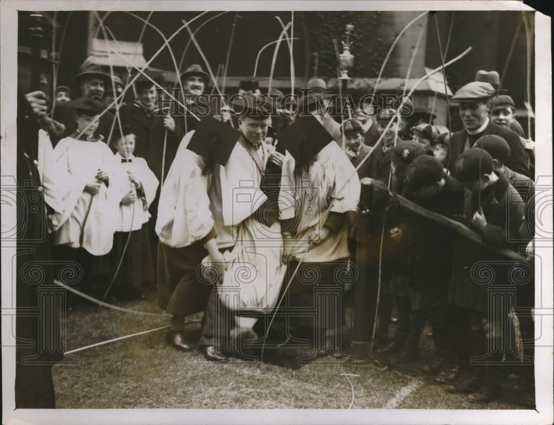 Load image into Gallery viewer, 1928 Press Photo A choirboy bumped on head on boundry stones in rite
