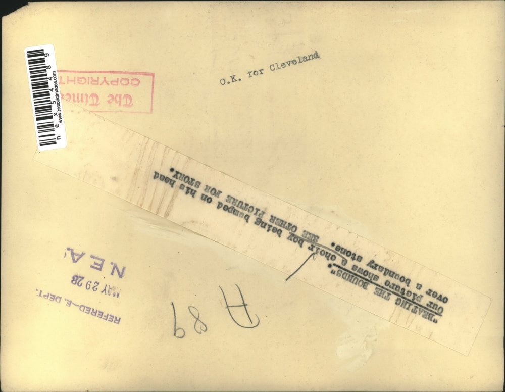 1928 Press Photo A choirboy bumped on head on boundry stones in rite