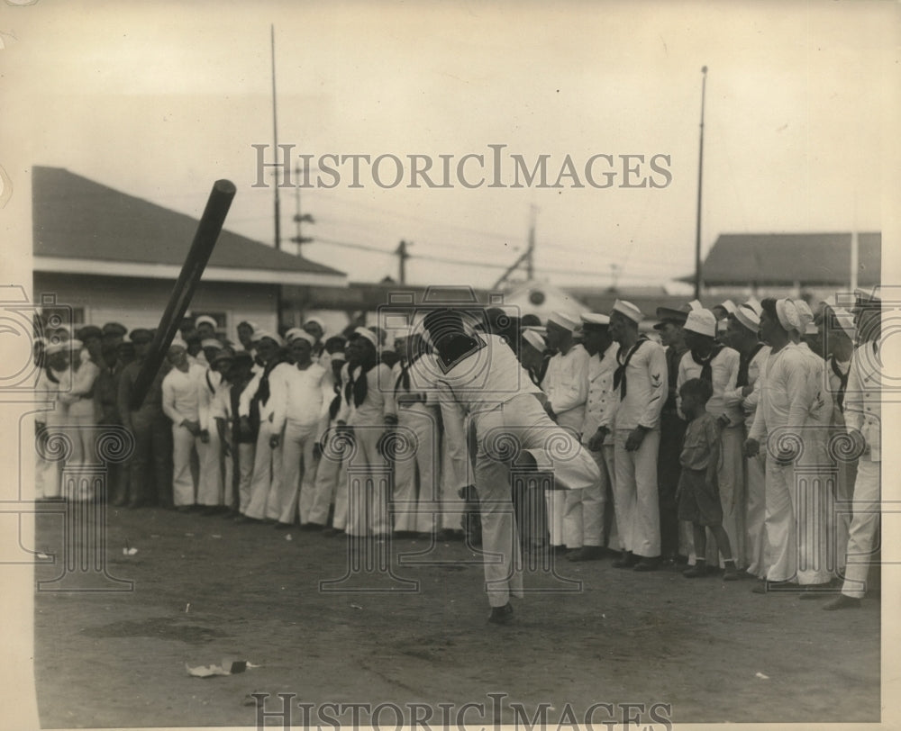 1928 Press Photo Cavite Philippines US sailors of Asiatic fleet tossing cabers