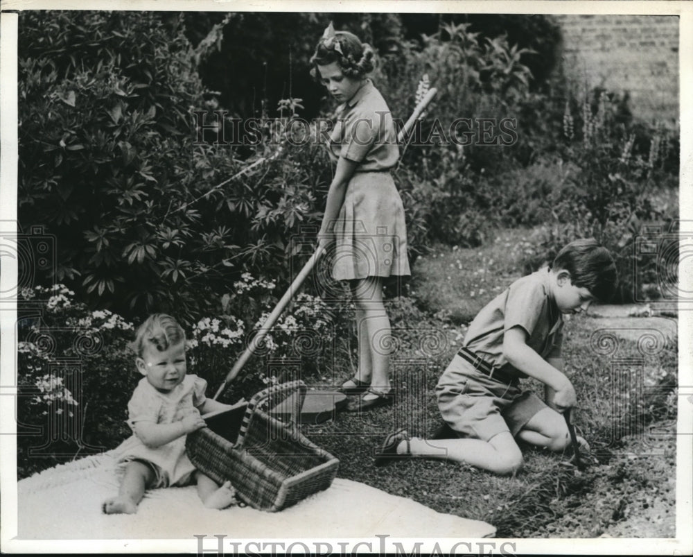 1943 Press Photo Princes Michael & Edward & Princess Alexandra At Home Coppins