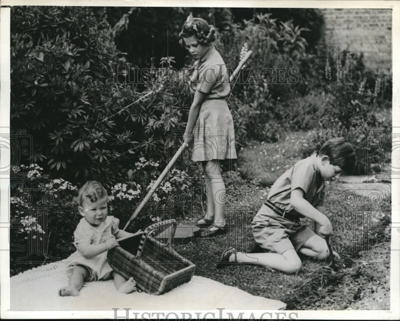 Load image into Gallery viewer, 1943 Press Photo Princes Michael &amp; Edward &amp; Princess Alexandra At Home Coppins
