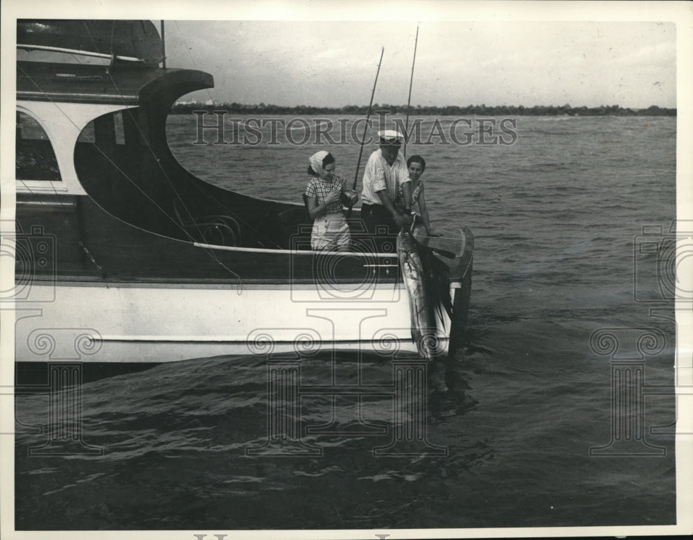 1937 Press Photo Miami Beach Fla men & woman fishing from a biat in the bay