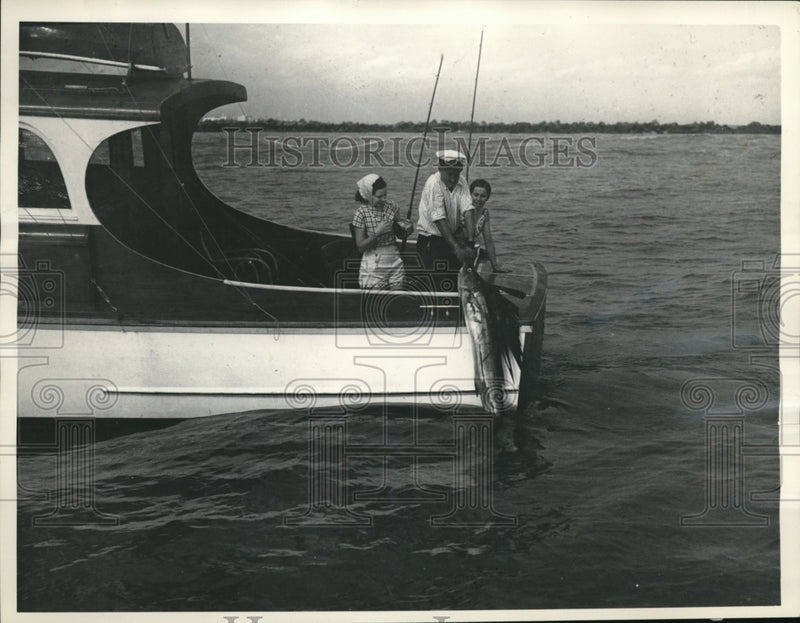 Load image into Gallery viewer, 1937 Press Photo Miami Beach Fla men &amp; woman fishing from a biat in the bay
