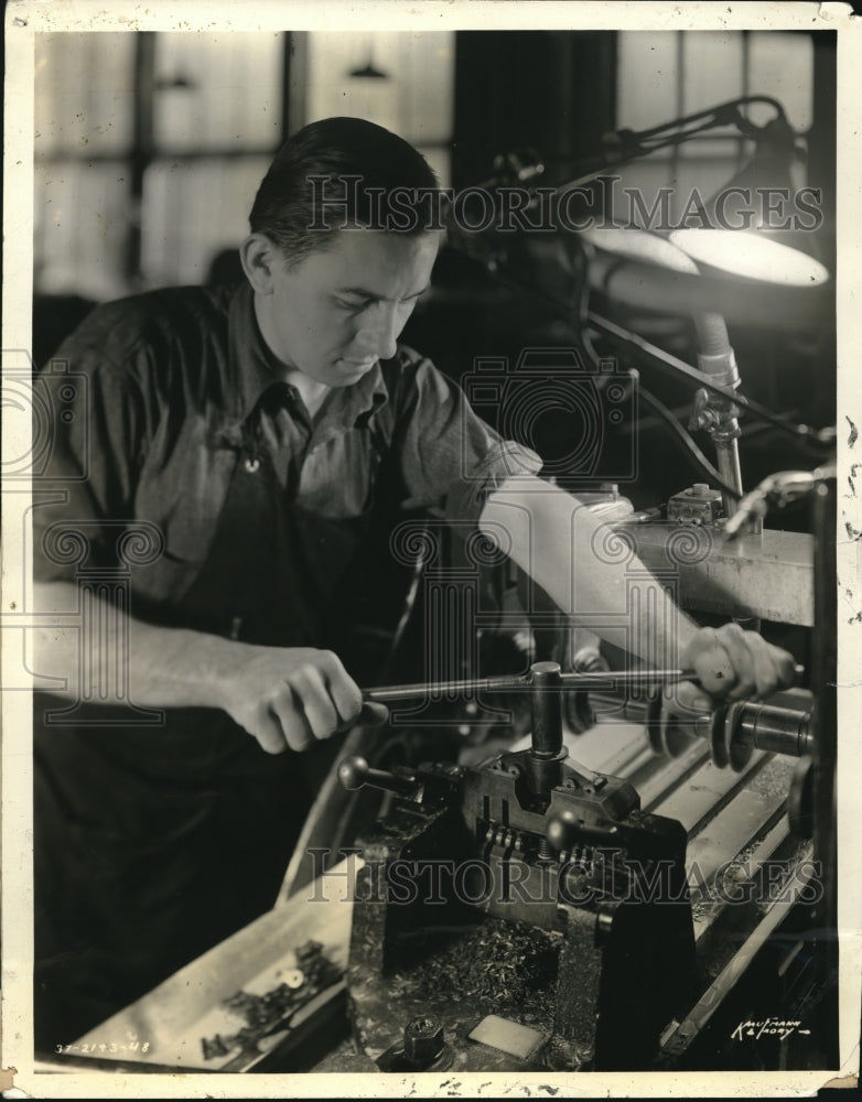 Load image into Gallery viewer, 1941 Press Photo Illinois Institute of Technology for Cooperative Study, John
