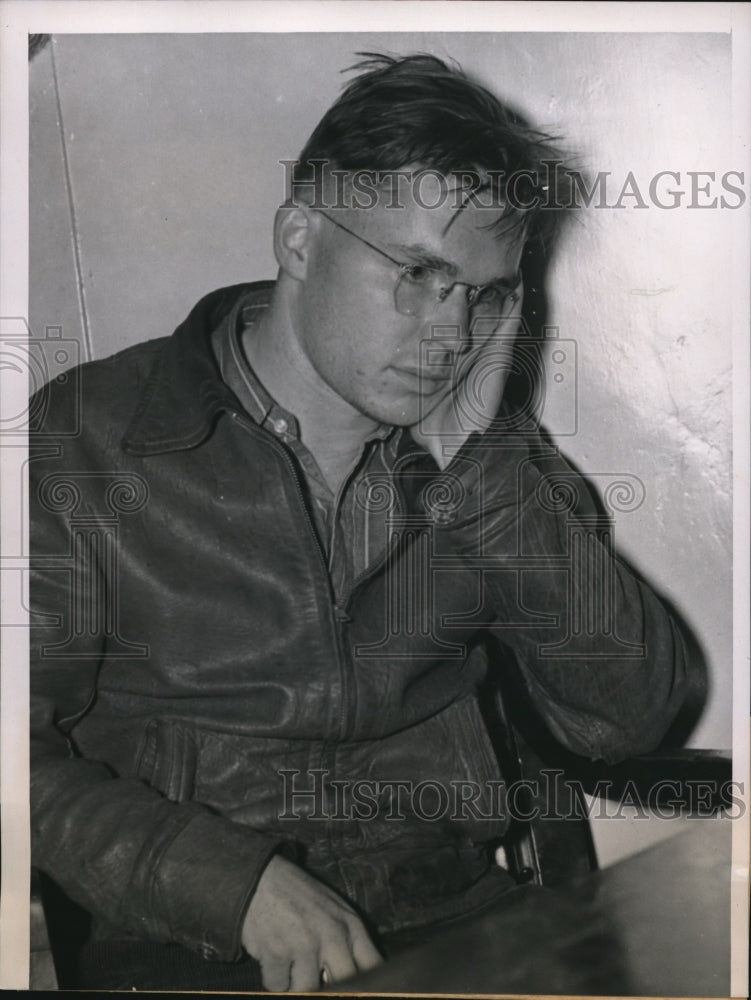 Load image into Gallery viewer, 1938 Press Photo Ralph Koch Held by Police in Death of Infant Son in Chicago
