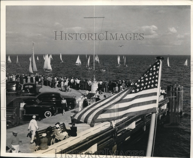 Load image into Gallery viewer, 1940 Press Photo St Petersburg Fla vistors watch sailboats on the bay
