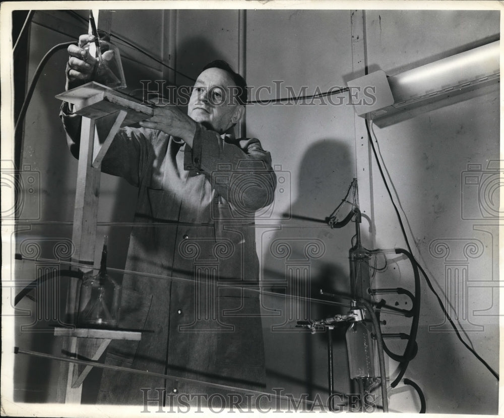 1948 Press Photo Westinghouse Bloomfield NJ Dr H Rentschler in lab testing