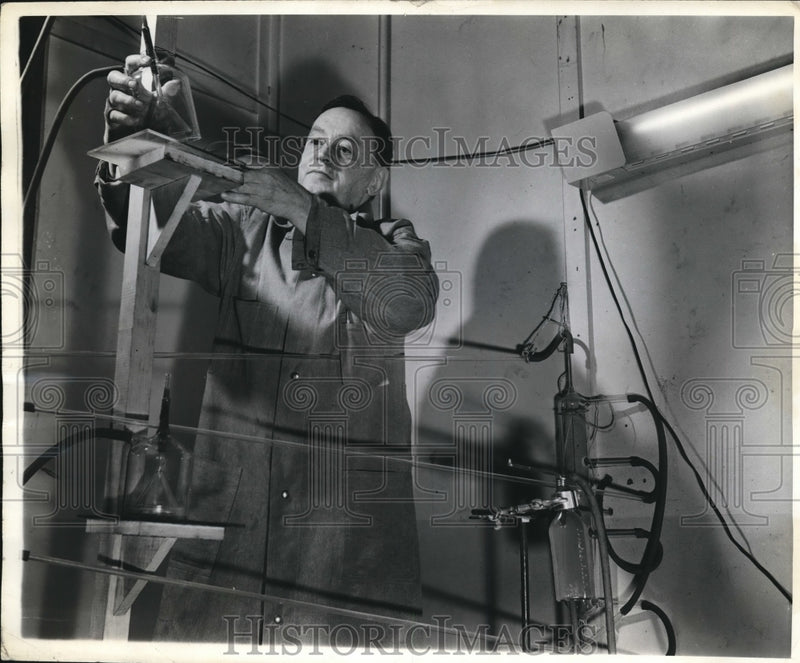 Load image into Gallery viewer, 1948 Press Photo Westinghouse Bloomfield NJ Dr H Rentschler in lab testing
