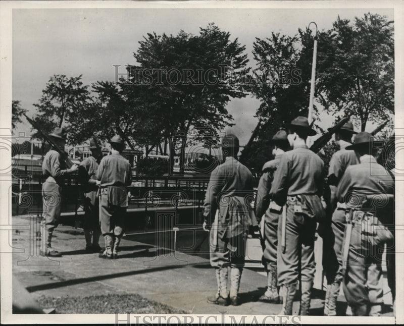 Load image into Gallery viewer, 1939 Press Photo Sault St Marie Mich US troops from Ft Brady at Weitzel Locks
